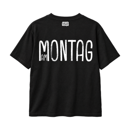 Rückseite des schwarzen T-Shirts mit großem Schriftzug Am Montag